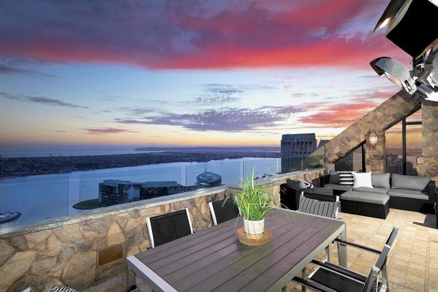 100 Harbor Dr, San Diego CA: https://media.crmls.org/mediaz/b6216f86-07c5-4172-a453-69a4b23dcc4f.jpg