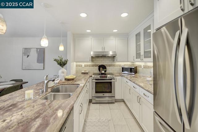 3136 Tice Creek Dr, Walnut Creek CA: https://media.crmls.org/mediaz/b621aea9-1cec-4005-972a-7f66d45df090.jpg