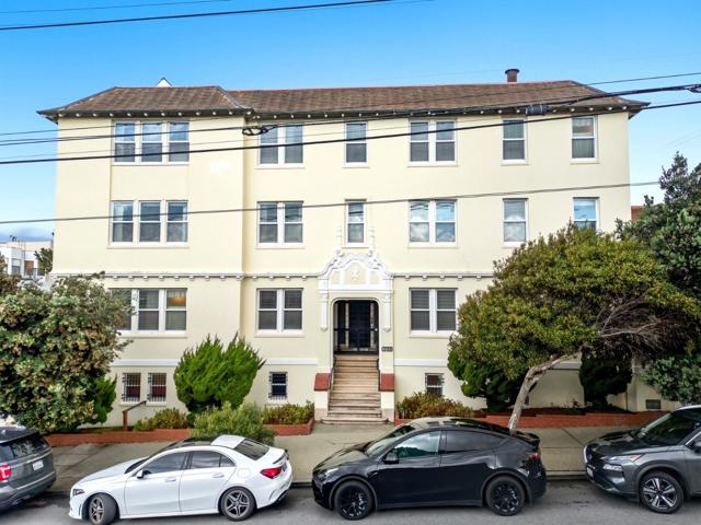 3900 Balboa Street, San Francisco CA: https://media.crmls.org/mediaz/b621f520-cf8a-4fcb-be58-459c1e5f3018.jpg