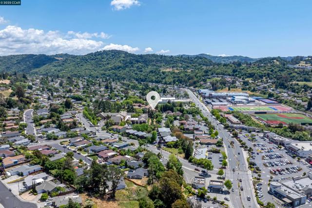 2345 Paloma Ct, Pinole CA: https://media.crmls.org/mediaz/b622117e-f16d-4013-b0d8-e4835695a372.jpg