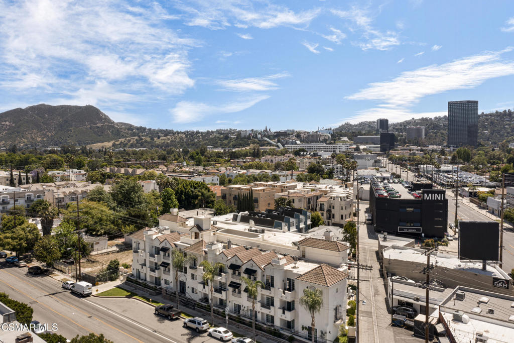 https://media.crmls.org/mediaz/b622d8af-d271-4b3c-9fb0-f3788b3aa13a.jpg?preset=X-Large