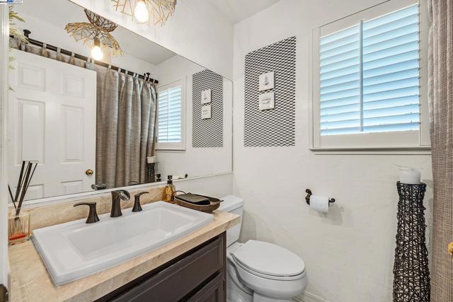 Image 19 of 59 For 7828 Foothill Knolls Dr