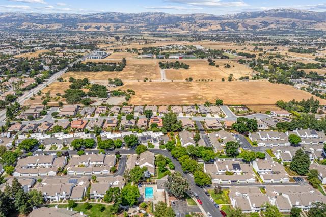 15072 Yosemite Way, Morgan Hill CA: https://media.crmls.org/mediaz/b62465a9-9887-4772-876b-99d71c03b90c.jpg
