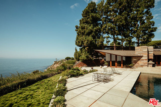 8 Sea Cove Drive, Rancho Palos Verdes CA: https://media.crmls.org/mediaz/b624b07b-e433-4a7d-8b72-a78a1e76b274.jpg