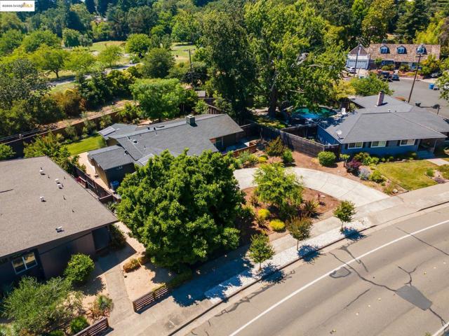 2041 Hidden Valley Dr, Santa Rosa CA: https://media.crmls.org/mediaz/b624cbc1-dc22-444e-a258-daa1fff1e711.jpg