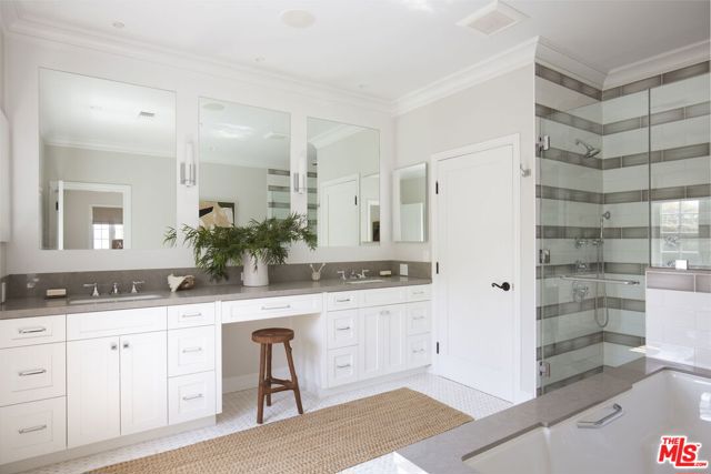 204 S Plymouth Boulevard, Los Angeles CA: https://media.crmls.org/mediaz/b6277a09-d212-4e47-b99d-731aaca17b29.jpg