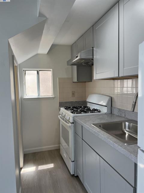905 Alice St, Oakland CA: https://media.crmls.org/mediaz/b62893a5-de19-4c21-8f49-314a80ef6a9a.jpg
