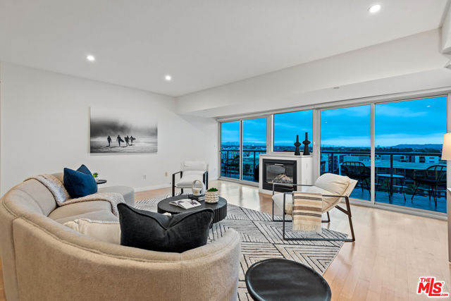 13600 Marina Pointe Drive, Marina del Rey CA: https://media.crmls.org/mediaz/b62972e3-06e7-451e-b25c-04222e9b7f2a.jpg