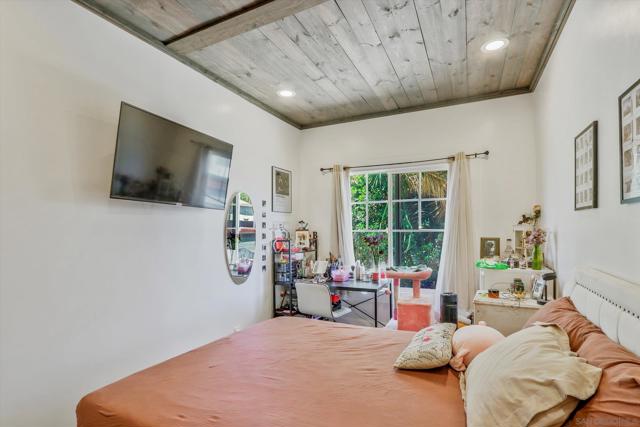 1035 Edgemont Place, San Diego CA: https://media.crmls.org/mediaz/b629cf97-7455-4258-b3f6-3722e69e4b8b.jpg