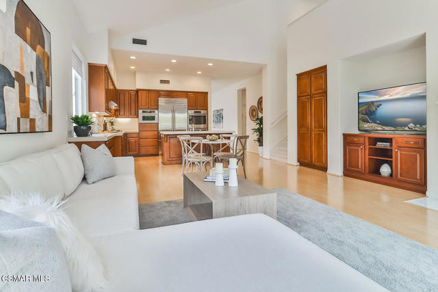 2746 Autumn Ridge Drive, Thousand Oaks CA: https://media.crmls.org/mediaz/b62a3003-ab7e-43ab-bd6e-35601f07a878.jpg