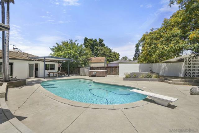 4877 Lorraine Dr, San Diego CA: https://media.crmls.org/mediaz/b62aa4fd-e7e5-430a-b814-337bd5053c4b.jpg