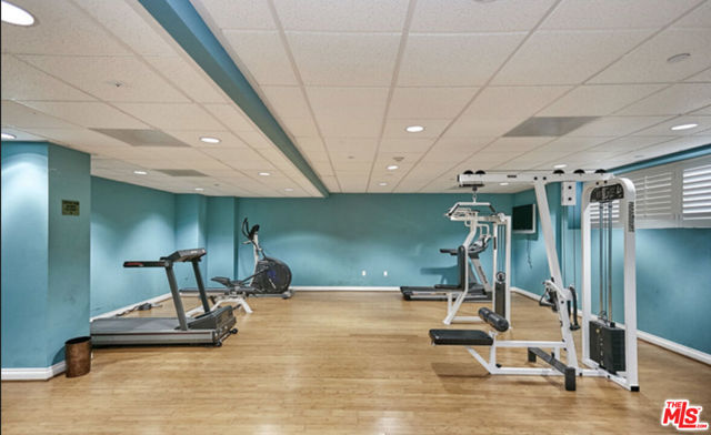 722 S Oxford Avenue, Los Angeles CA: https://media.crmls.org/mediaz/b62b709d-a1b5-4d2e-ba19-6a5d843399d6.jpg