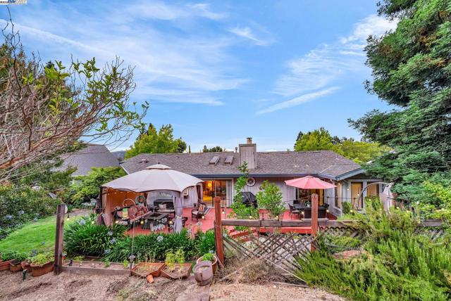 22 Cobblestone Ct, San Ramon CA: https://media.crmls.org/mediaz/b62b7f21-53ec-448d-91f3-0e2b30a5ead6.jpg