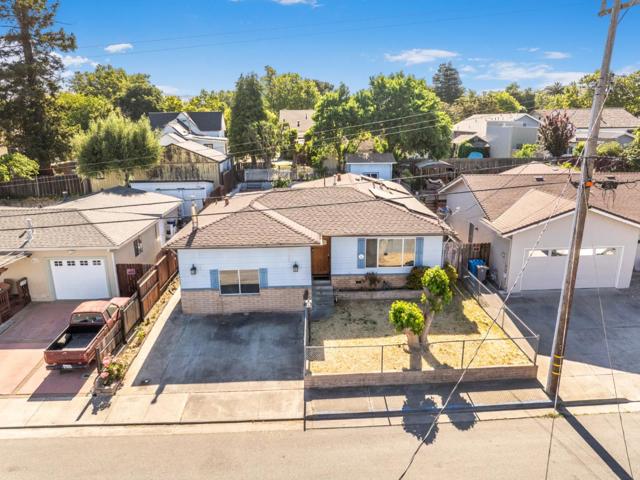 921 Suiter Street, Hollister CA: https://media.crmls.org/mediaz/b62bbb89-dbf5-4d76-b1a8-b8c2031efbf2.jpg