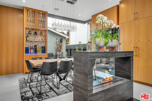 749 Oxford Ave Avenue, Venice CA: https://media.crmls.org/mediaz/b62cdbb1-53db-49ca-bd97-3e8b22e26f7c.jpg