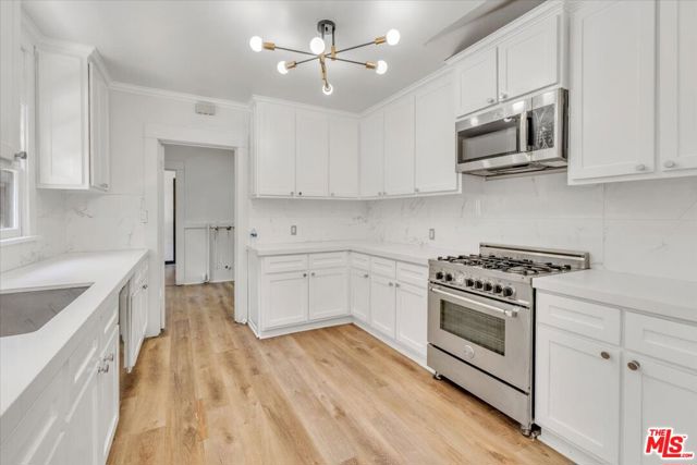 626 N Canon Drive, Beverly Hills CA: https://media.crmls.org/mediaz/b62d5230-f40f-420b-9990-fc7ef17becc2.jpg