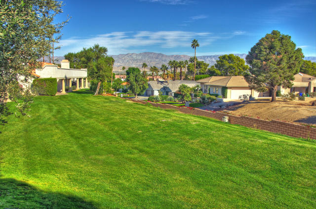 378 Desert Falls E Drive, Palm Desert CA: https://media.crmls.org/mediaz/b62dc6af-f2f8-4449-85e1-c956125bfbbf.jpg