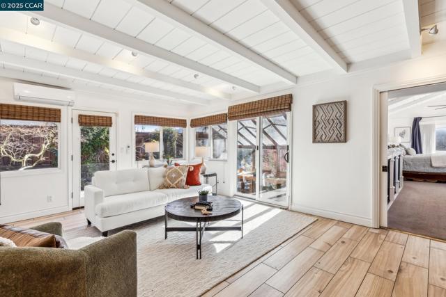 2160 Ridgewood Rd, Alamo CA: https://media.crmls.org/mediaz/b62f1474-526e-4c28-adab-1eaace305f97.jpg