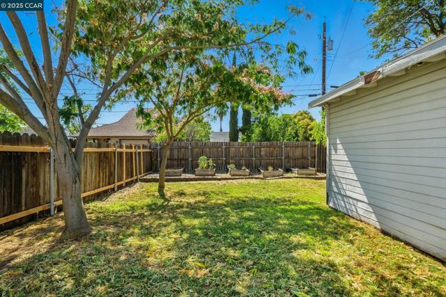 3832 33rd St, Sacramento CA: https://media.crmls.org/mediaz/b6303bb2-c1dd-4c11-bdd9-5141fc917a60.jpg