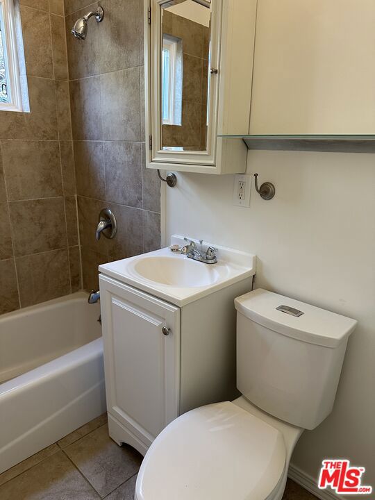 3013 Colorado Avenue, Santa Monica CA: https://media.crmls.org/mediaz/b6305df7-c953-45bb-b049-318ea200c67b.jpg
