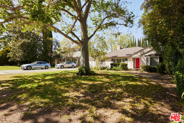 14273 Greenleaf Street photo 2