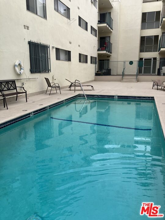 7521 Hampton Avenue, West Hollywood CA: https://media.crmls.org/mediaz/b6312ff3-3397-46b6-a9f2-00fa64613cef.jpg