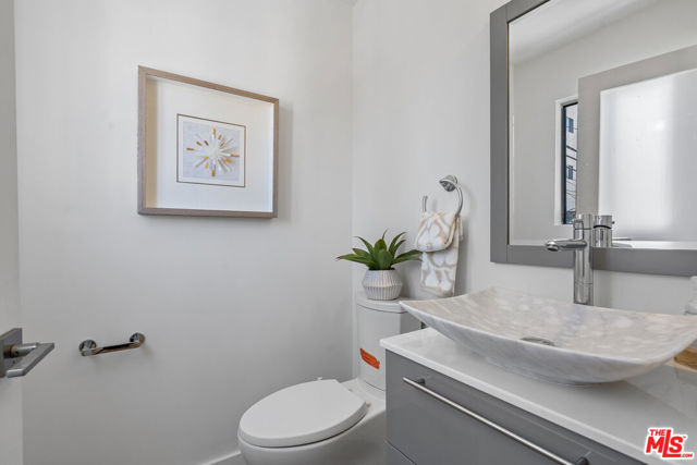 321 S Linden Drive, Beverly Hills CA: https://media.crmls.org/mediaz/b631452c-50f1-4d90-84c2-5ab97a7898e4.jpg
