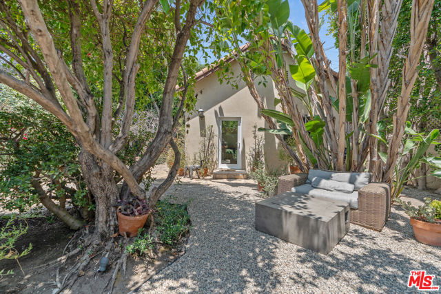 809 S Muirfield Road, Los Angeles CA: https://media.crmls.org/mediaz/b6314934-5103-43b3-b191-52df753fecb4.jpg