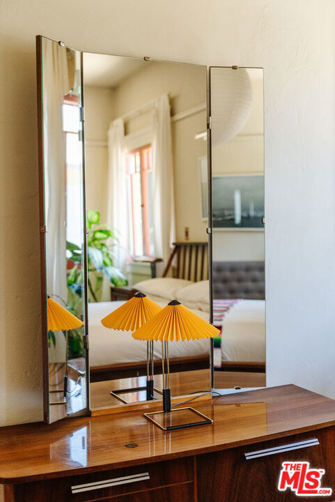 https://media.crmls.org/mediaz/b6318935-b3c4-4953-b575-f73a0ad13475.jpg?preset=X-Large