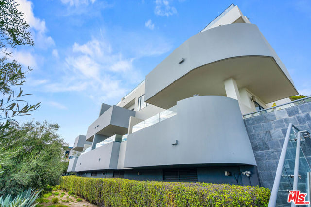 22065 Pacific Coast Highway, Malibu CA: https://media.crmls.org/mediaz/b631b85a-effe-4554-a6b7-dcc1ae3a0372.jpg