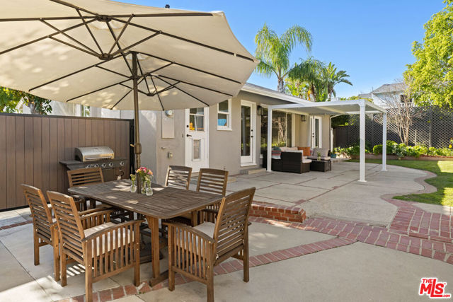 11855 Tiara Street, Valley Village CA: https://media.crmls.org/mediaz/b631fdae-ef97-4e47-bade-fca4af98e3f2.jpg