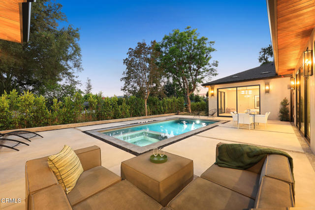 4828 Oakwood Avenue, La Canada Flintridge CA: https://media.crmls.org/mediaz/b6324d17-9331-41a8-843e-26f3b1d6111a.jpg