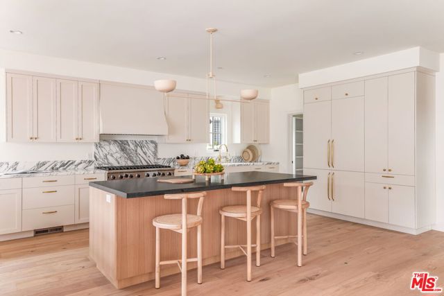 2455 23rd Street, Santa Monica CA: https://media.crmls.org/mediaz/b632c1a6-fd00-4157-8f36-dcc1131deb20.jpg