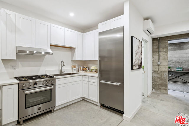 5221 Campo Road, Woodland Hills CA: https://media.crmls.org/mediaz/b632db5e-b259-4da0-8f0f-2b97fa2776b1.jpg