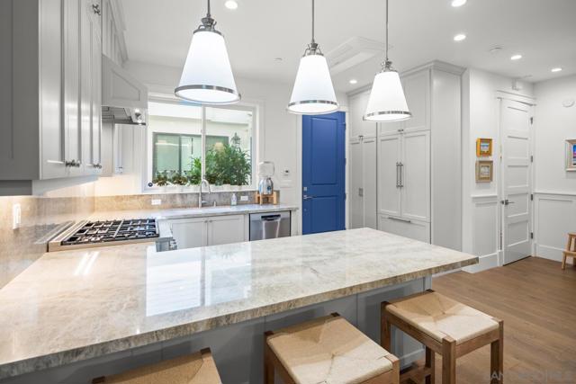 548 G Avenue, Coronado CA: https://media.crmls.org/mediaz/b63303a6-481f-4887-96f4-d7b17c70a2d5.jpg