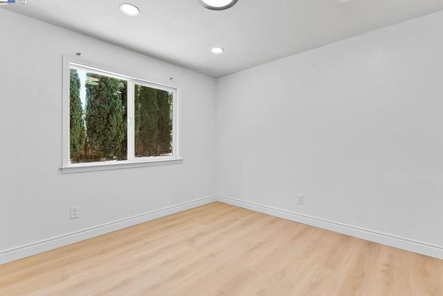3481 Michael Pl, Bay Point CA: https://media.crmls.org/mediaz/b633809e-9752-461b-9d9c-0fb2d5ff098f.jpg