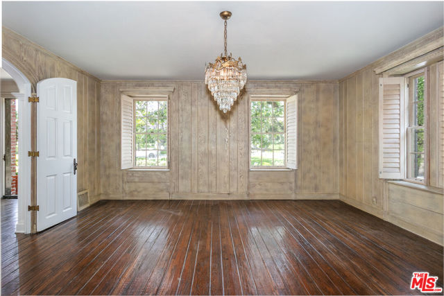612 N Alta Drive, Beverly Hills CA: https://media.crmls.org/mediaz/b633da63-3428-4f01-a3c8-218506a88597.jpg