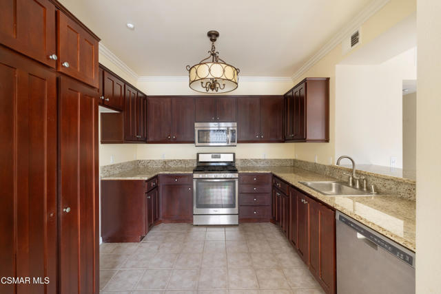 485 Country Club Drive, Simi Valley CA: https://media.crmls.org/mediaz/b63556cd-d623-47f2-8eda-e9e0b139b6e8.jpg