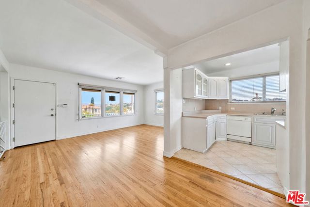 408 W Manchester Avenue, Playa del Rey CA: https://media.crmls.org/mediaz/b635bb03-686e-4b51-9ff0-e175d1fd0a16.jpg
