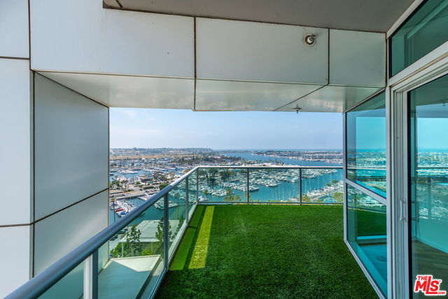 13600 MARINA POINTE Drive, Marina del Rey CA: https://media.crmls.org/mediaz/b6370ae0-8f94-4d57-954b-784ff6505b5c.jpg