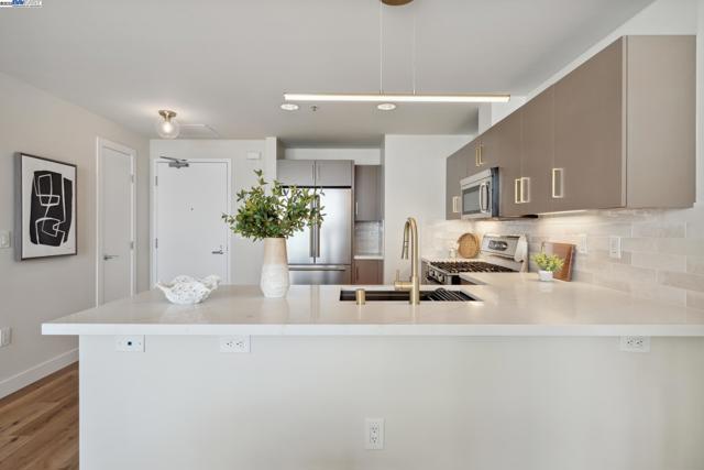 222 Broadway, Oakland CA: https://media.crmls.org/mediaz/b637fea0-311c-4826-be71-bc934f0c377e.jpg