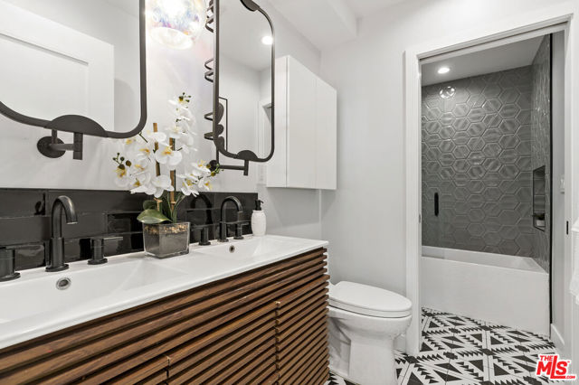 712 N Keystone Street, Burbank CA: https://media.crmls.org/mediaz/b63a703e-75b9-41c4-bd69-e480dfa5fcac.jpg