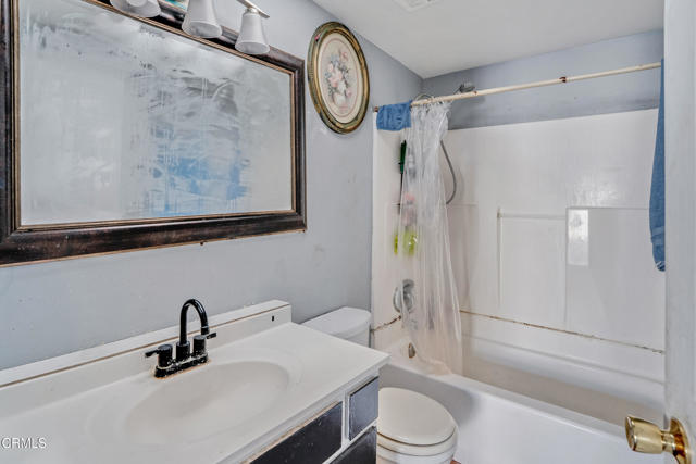 2941 W Hemlock Street, Oxnard CA: https://media.crmls.org/mediaz/b63a7e2d-17dc-48ef-8f45-20a40973fe0f.jpg