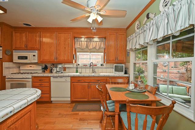 1380 E Juana Ave, San Leandro CA: https://media.crmls.org/mediaz/b63b5e33-9b99-43f0-a51a-51d01d770f9c.jpg