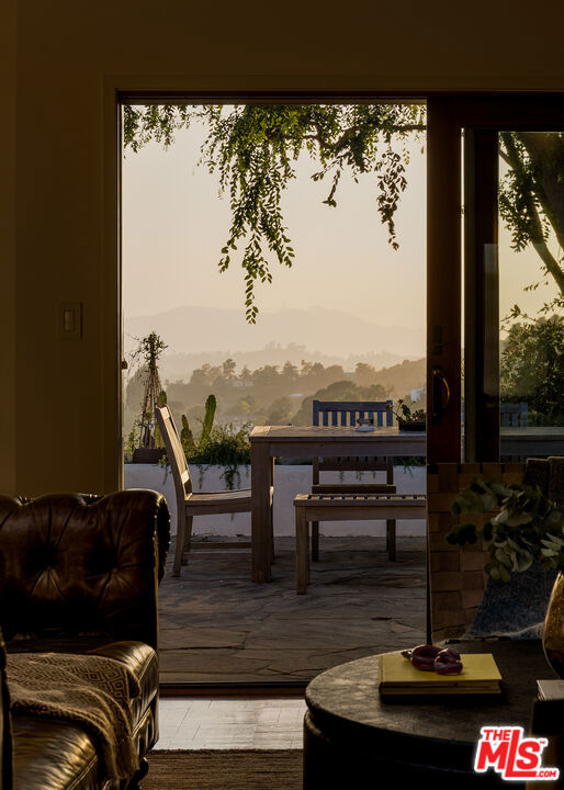 https://media.crmls.org/mediaz/b63c766d-db06-41e8-a3c0-5f8acaae99e8.jpg?preset=X-Large