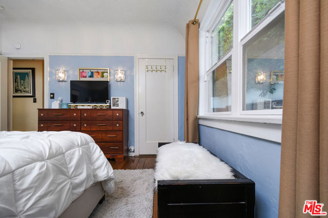 10344 Woodbridge Street, Toluca Lake CA: https://media.crmls.org/mediaz/b63d0794-baad-4014-9bf4-bdec6eba1c6c.jpg
