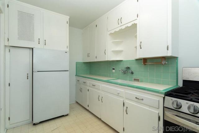 5064 Marlborough Dr, San Diego CA: https://media.crmls.org/mediaz/b63d9a2d-70d3-436b-891e-c64412993aef.jpg