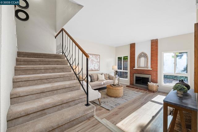 9 Glen Dr, Fairfax CA: https://media.crmls.org/mediaz/b63ddcfa-f8be-4417-8749-56c5950c0826.jpg