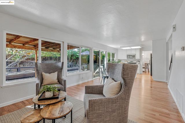 4414 Willow Glen Ct, Concord CA: https://media.crmls.org/mediaz/b63e3c2e-a043-43a3-8635-750c941b4e58.jpg