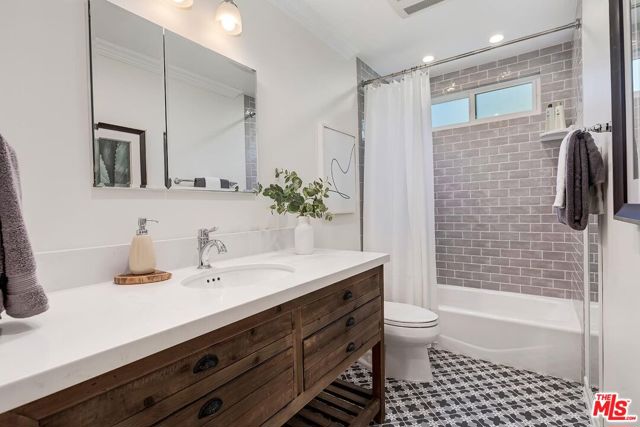 2968 Nicada Drive, Los Angeles CA: https://media.crmls.org/mediaz/b63ef77f-f970-481b-b4cf-85c8ccf9cfec.jpg